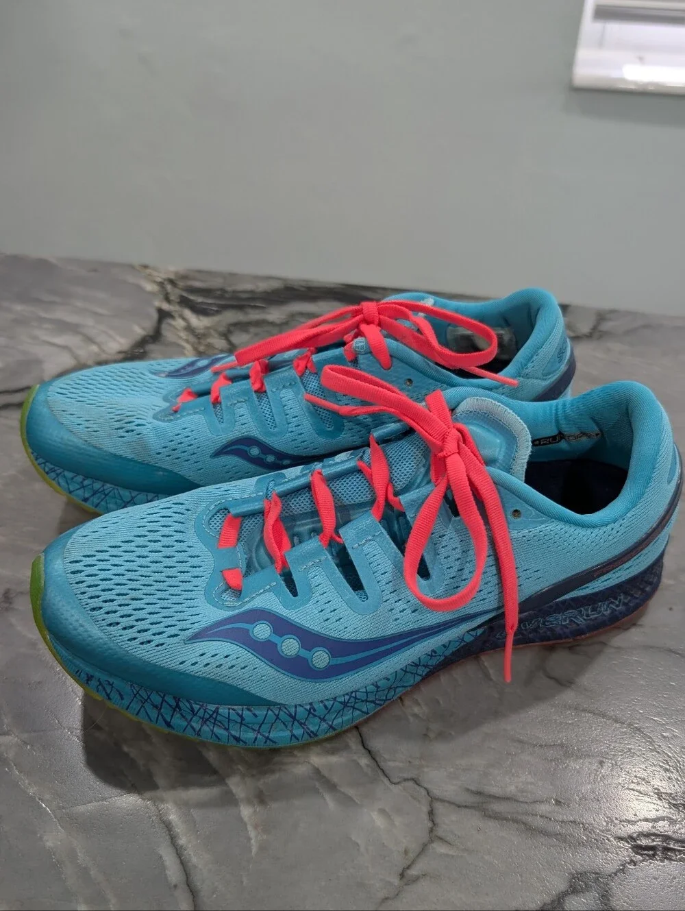 Saucony Everun Women's Blue Running Sneakers with Pink Laces